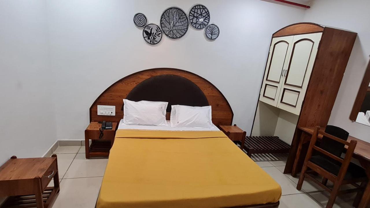 Hotel Tirth Ankleshwar ภายนอก รูปภาพ